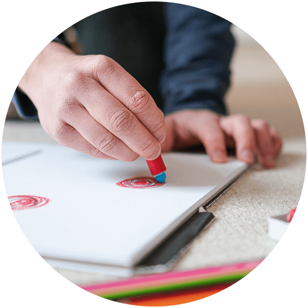 Kreative Methoden, wie z.B. Malen, stehen zum Probieren zur Verfügung